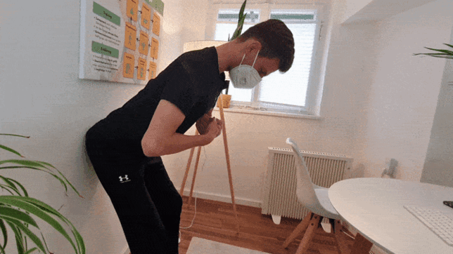 Andreas Förnbacher zeigt einfache Übungen für das Arbeiten zuhause und im Büro.