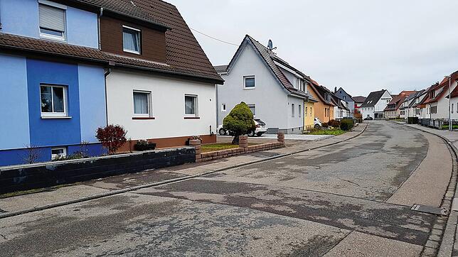 Wie vielerorts sind auch hier in der Schwarzwaldstraße in Blumberg noch die Narben vom Verlegen der Glasfaserkabel zu erkennen.