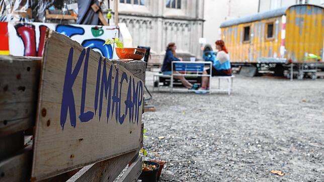 Das Klimacamp im Pfalzgarten neben den Konstanzer Münster ist immer besetzt. Meist sind mindestens zwei Camper anwesend. Hier sitzen ...