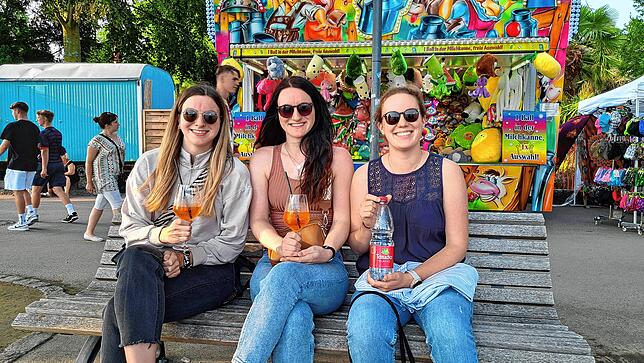 Von links: Annette Gebert, Sabrina Gebert und Anna Thewes sind aus Biberach angereist. 8 Euro haben sie für Aperol Spritz gezahlt. ...