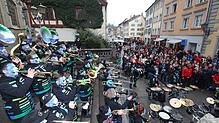 Die Seegumper aus Überlingen gaben auf der Münstertreppe zwei viel umjubelte Benefizkonzerte für die Aktion "Narr mit Herz". Dabei kamen ...