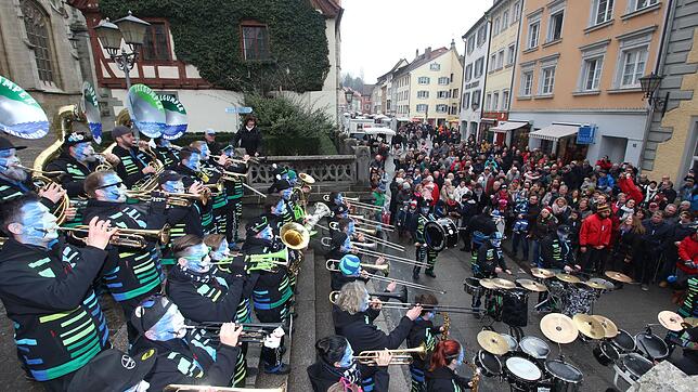Die Seegumper aus Überlingen gaben auf der Münstertreppe zwei viel umjubelte Benefizkonzerte für die Aktion "Narr mit Herz". Dabei kamen ...