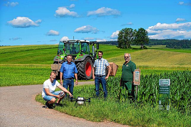 Maximilian Meinert (TB Copters) macht das Fluggerät startklar, Hubert Sprich und Markus Kaiser (ZG Raiffeisen) und Landwirt Wilfried ...