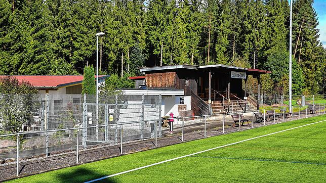 Der Sportplatz in Peterzell ist vorübergehend verwaist, nachdem bei einem Anwesenden des Spiels vom vergangenen Sonntag nachträglich ...