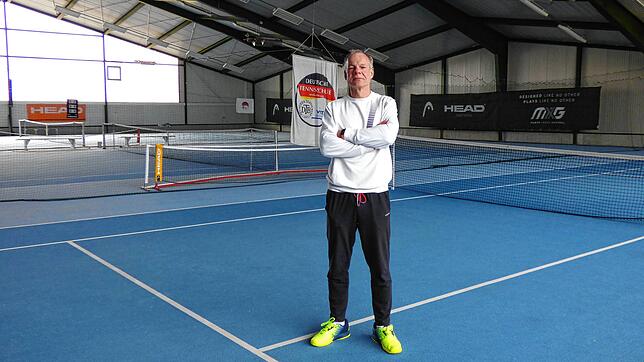 Jens Goldmann in der Markdorfer Tennishalle. Drei Plätze würden zur Verfügung stehen, ausreichend Platz sei vorhanden. Der Tennislehrer ...