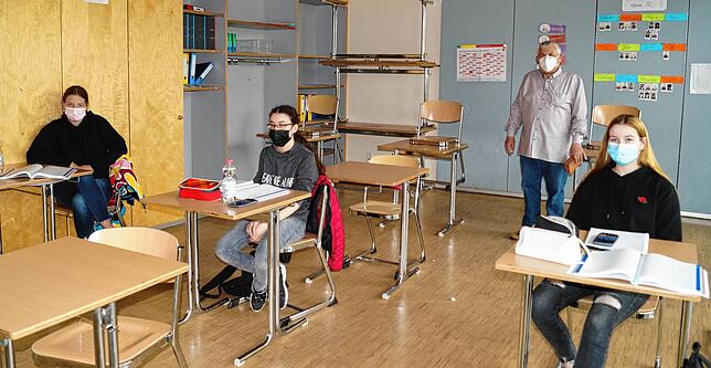 In Kleingruppe mit maximal fünf Schülerinnen kann Lernbegleiter Siegfried Kienle auf die individuellen Fragen der Schülerinnen eingehen.