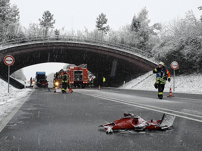 Bild 4: Winterwetter: Tesla kracht frontal in Lastwagen