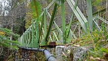 Seit Oktober 2022 gesperrt: Die Schwimmbadbrücke. Damals hat ein Prüfer schwere Schäden an der Metallkonstruktion entdeckt – ebenso an ...