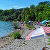 Der öffenhtliche Strand in Friedrichshafen ist voll an diesem Samstagnachmittag und dennoch leerer als an den vergangenen Wochenenden, ...