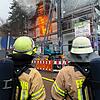 Das Haus an der Ecke Großherzog Karl-Bleichestraße steht in Flammen. Eine Person stirbt bei dem Brand, eine wurde verletzt ins Klinikum ...