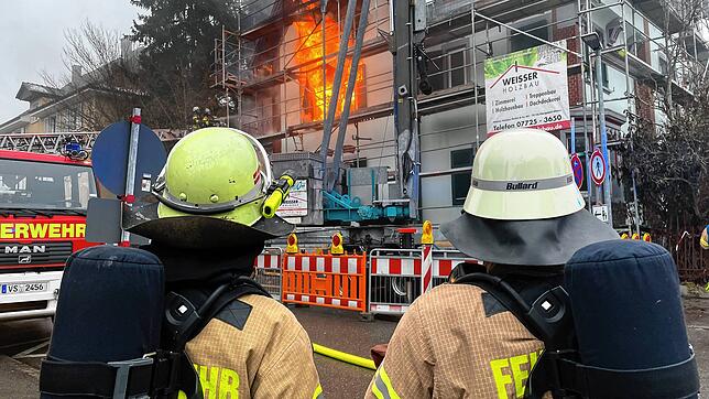 Das Haus an der Ecke Großherzog Karl-Bleichestraße steht in Flammen. Eine Person stirbt bei dem Brand, eine wurde verletzt ins Klinikum ...