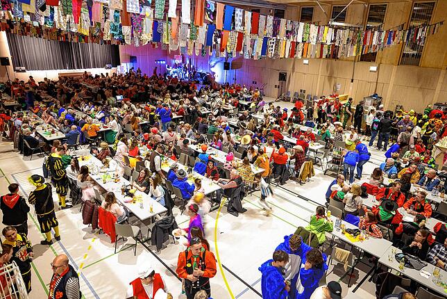 Nach sieben Jahren Zwangspause ist die Markolfhalle beim Bunten Abend fast ausverkauft.