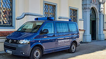Ein Fahrzeug der Justizvollzugsbehörde steht vor dem Amtsgericht Tettnang.