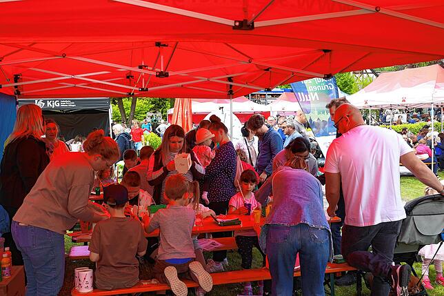 Mit etwas Unterstützung der Eltern bauen die Kinder kleine Vogelhäuschen am Stand der Stadtwerke Villingen-Schwenningen zusammen.