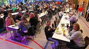 Gute Laune beim Feuerwehrfest in der Mehrzweckhalle: Bei leckerem Essen unterhalten sich die Besucher bestens. Fotos: Hübner