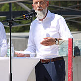 Norbert Reuter, Geschäftsführer der Stadtwerke, dankt den am Bau beteiligten Handwerksfirmen