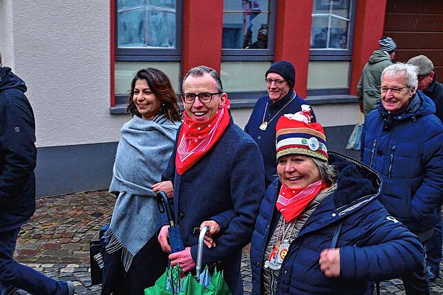 Landrat Sven Hinterseh – flankiert von der Bundestagsabgeordneten Derya Türk-Nachbaur und der Landtagsabgeordneten Martina Braun ...