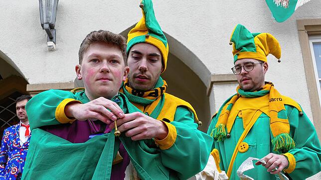 Nico Kramer (links, vorne) ist der neue Ewattinger Narrenprinz. Er amtiert für ein Jahr. Bild: Stefan Limberger-Andris