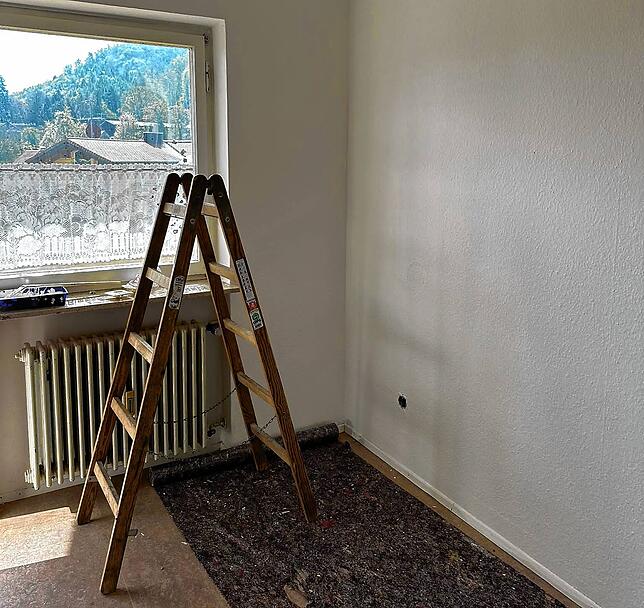 Ein Eindruck von den Arbeiten zur Schimmelbekämpfung in der Obdachlosenunterkunft im Zimmer von Cora Kirchner.