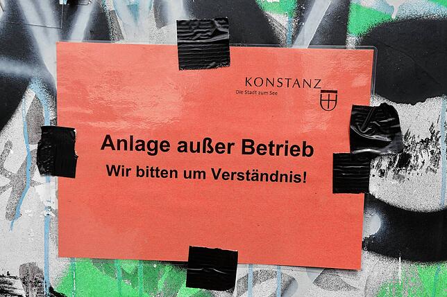 „Anlage außer Betrieb“, steht seit dem 17. Mai auf dem Toilettencontainer. Die große Frage ist: Wann ist der Defekt behoben? Eine ...