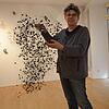 Regine Rostalski zeigt eine ihrer Arbeiten aus Draht, die ab Freitag, 18. Januar, in der Stadtgalerie zu sehen sind.