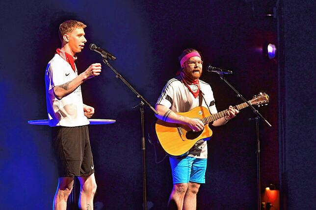 Sie waren vom Erfolg ihres Gesangsauftritts selbst überrascht. Die &bdquo;Unbekannten Zwei&ldquo; Max Heimerl und Sascha Pompa kamen mit ...