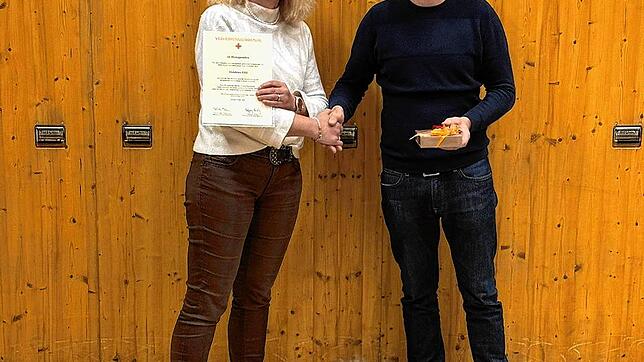 Ortsvorsteher Armin Arzner ehrt Heidrun Ebi für zehn Blutspenden. Foto: Ortschaftsrat