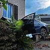 Ein Auto kracht in eine Fassade: Zwei junge Männer sterben bei dem Unfall in Wohlen in der Schweiz.