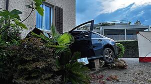 Ein Auto kracht in eine Fassade: Zwei junge Männer sterben bei dem Unfall in Wohlen in der Schweiz.