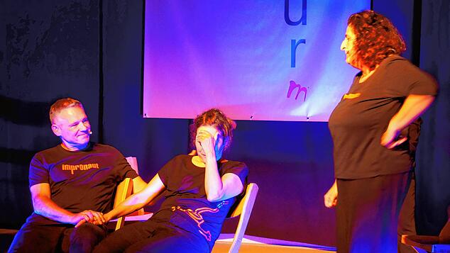 Schlagfertig und spontan: Die vier Impronauten aus Basel begeistern das Publikum im Öflinger Kulturm mit ihren Talenten. Foto: Michael ...