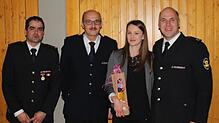 Feuerwehrsachbearbeiterin Josephine Hanke ist den ehrenamtlichen Führungskräften eine große Hilfe – dafür bedankten sich (von links): ...