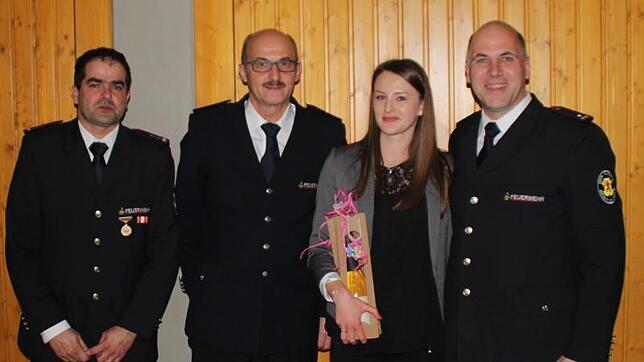 Feuerwehrsachbearbeiterin Josephine Hanke ist den ehrenamtlichen Führungskräften eine große Hilfe – dafür bedankten sich (von links): ...