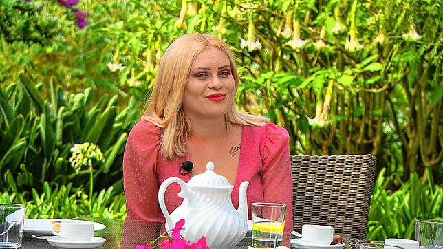 Bei einer Tasse Kaffee betont Fabienne gegenüber Alan, dass sie „versauter“ sei als ihre Konkurrentinnen.