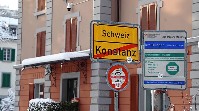 Ab hier gelten andere Corona-Regeln: Grenzübergang nach Kreuzlingen in der Wiesenstraße. Am Montag treten auch in der Schweiz strengere ...