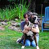 Janis Brachat schmust mit dem Familienhund LaToya. Der Kontakt zu dem Boxer ist für die Autistin einfacher als zu den meisten Menschen.