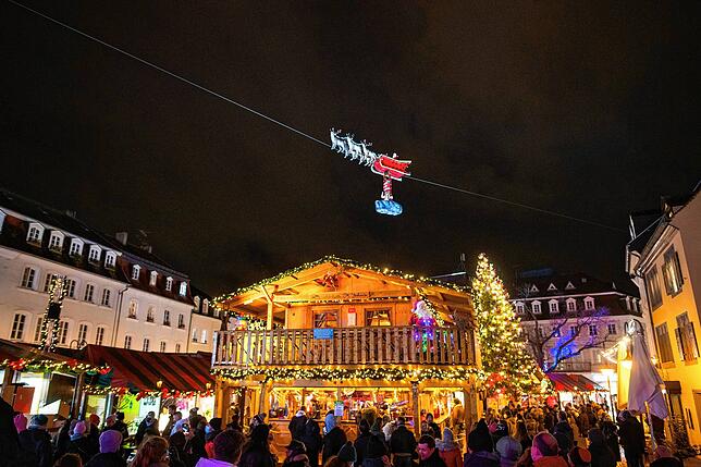 Auf dem Drahtseil: In Saarbrücken kommt während des Christkindlmarkts zweimal täglich der Weihnachtsmann im Schlitten angeflogen.