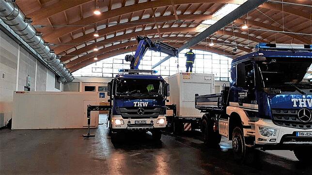 Wiederholen sich diese Bilder? Im März errichtete das THW ein Corona-Testzentrum in der Messe Friedrichshafen. Bald könnte dort ein ...