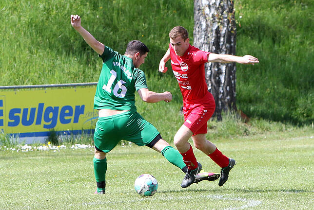 Tim Gräfe vom FC Aramäer Pfullendorf (rechts) und VfR-Spieler Stefan Fröhlich.