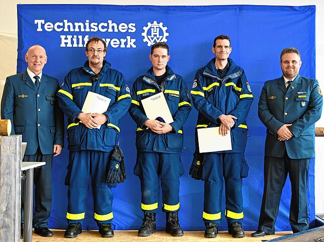 Das Helferzeichen in Gold erhalten diese THW-Aktiven (von links): Markus Riese, Stephan Krämling und Dominik Fischer. Bilder: Alfred ...