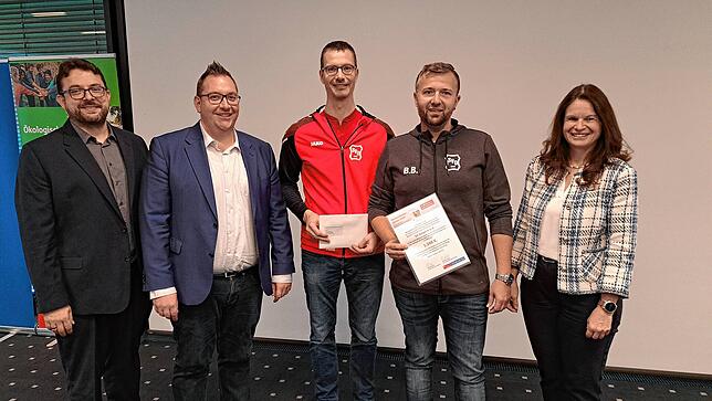 10. Preis: Der SV Dogern freut sich über die Summe von 1300 Euro für die Umstellung seiner Flutlichtmasten auf LED. Von links: Markus ...