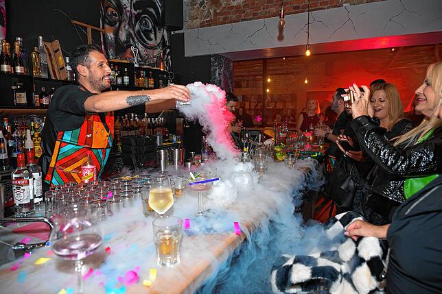 An der Bar gab es Showeinlagen vom Barkeeper.