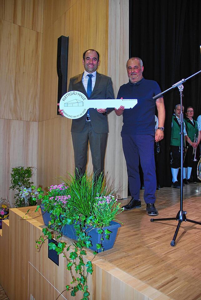 Großer Moment: Architekt Fredi D‘Aloisio (rechts) übergibt dem Bürgermeister den Hallenschlüssel.