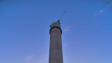 Die Verkleidung fehlt zwar noch immer. Aber im Innern ist der 246 Meter hohe Aufzugtestturm in Rottweil fertig. Ab heute nehmen die ...
