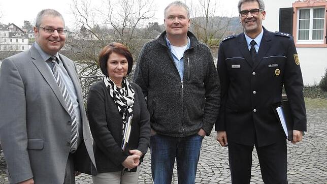 Bürgermeister Alexander Guhl, Rechts- und Ordnungsamtsleiterin Muriel Schwerdtner, Zunftmeister Rolf Meyer und der stellvertretende ...