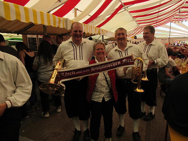 Die Fans von Wilfried Rösch und seinen Musikern sind von dessen Auftritt in Göggingen begeistert. Die Musiker sind gerne bereit, sich ...