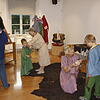 Im Hegau-Museum ging es zurück in die Zeit der Alemannen. Renate Knoblauch und Christa Huber (von links) halfen den Kindern beim ...