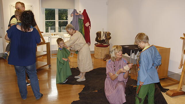 Im Hegau-Museum ging es zurück in die Zeit der Alemannen. Renate Knoblauch und Christa Huber (von links) halfen den Kindern beim ...
