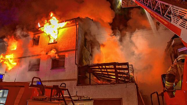 Mehrere Personen sind auf der Flucht vor dem Feuer aus den oberen Stockwerken aus den Fenstern gesprungen und haben sich dabei verletzt. ...