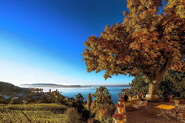 Auch bei den Schweizer Nachbarn kann eine herbstliche Stimmung aufkommen. Hier der Blick auf den Untersee vom Napoleonmuseum Thurgau aus ...