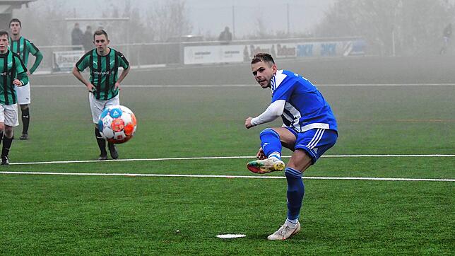 &bdquo;Ich hatte ein gutes Gefühl&ldquo; - Julian Bächle von der SG Mettingen/Krenkingen traf mit diesem Strafstoß beim 3:2-Sieg gegen ...